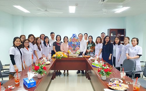 Khoa Dược - Đại học Đông Á đến thăm và chúc mừng các đơn vị hợp tác đào tạo nhân ngày Thầy thuốc Việt Nam 27/02
